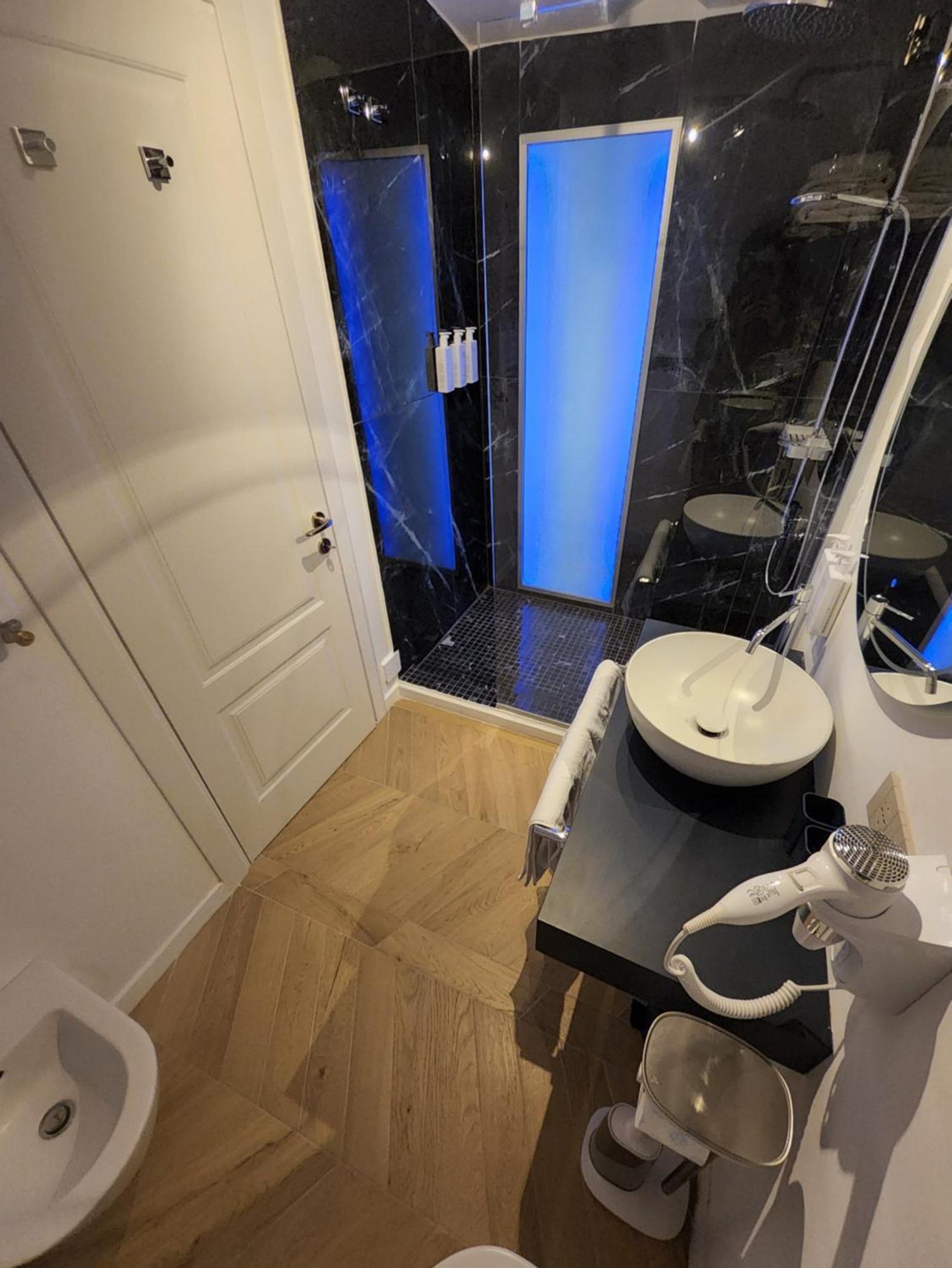 Luxury Blue Suites- *